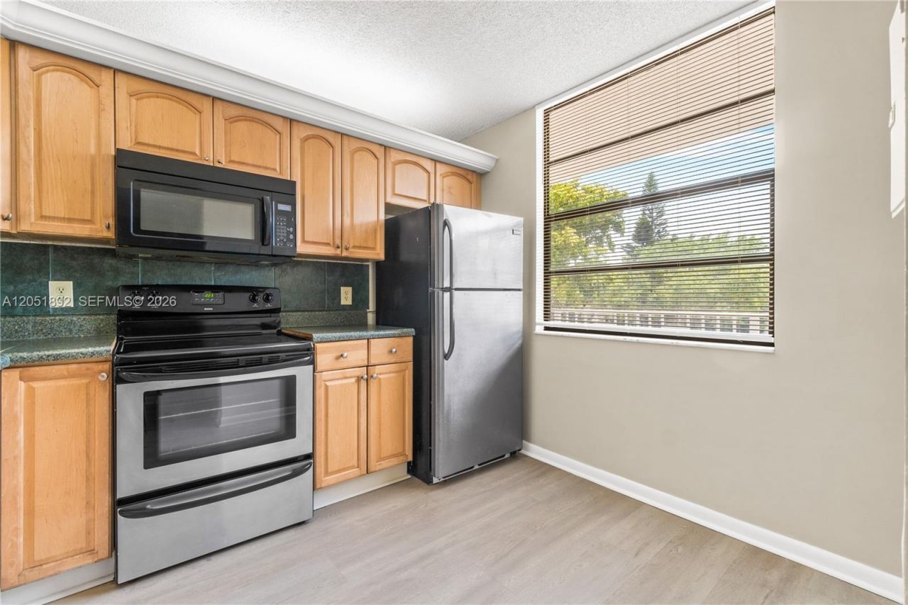 3650 Whitehall Dr , Unit 305, West Palm Beach, FL 33401 Photo