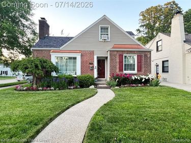 1466 Hampton Rd, Grosse Pointe Woods, MI 48236