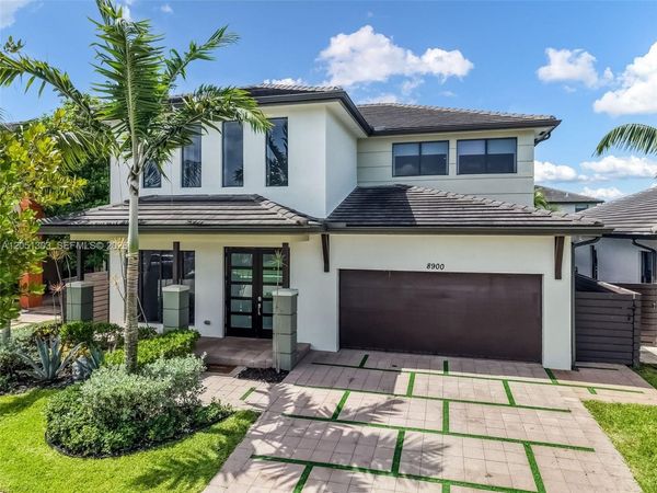 8900 NW 161st Ter, Miami Lakes, FL 33018