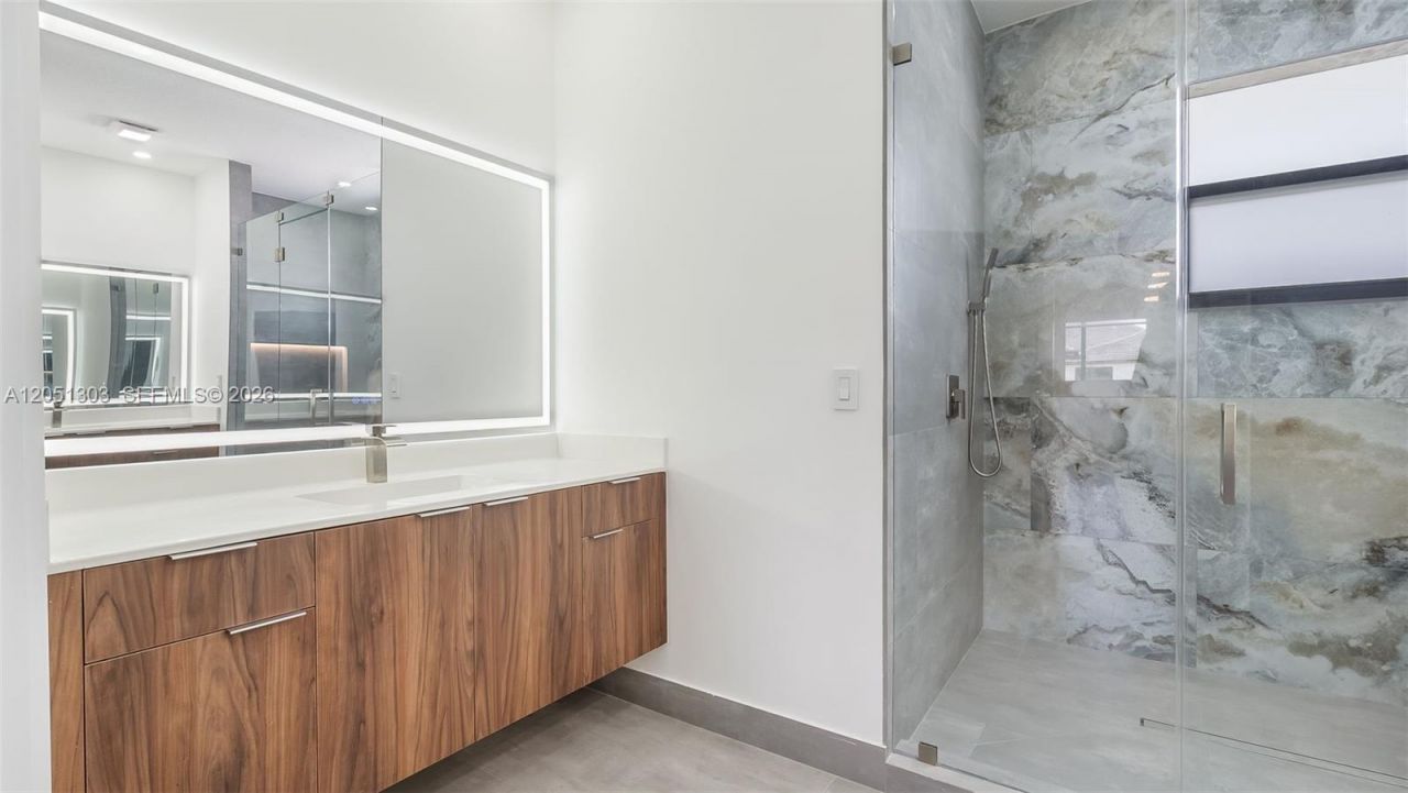 8900 NW 161st Ter, Miami Lakes, FL 33018 Photo
