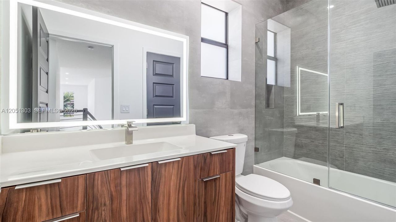 8900 NW 161st Ter, Miami Lakes, FL 33018 Photo