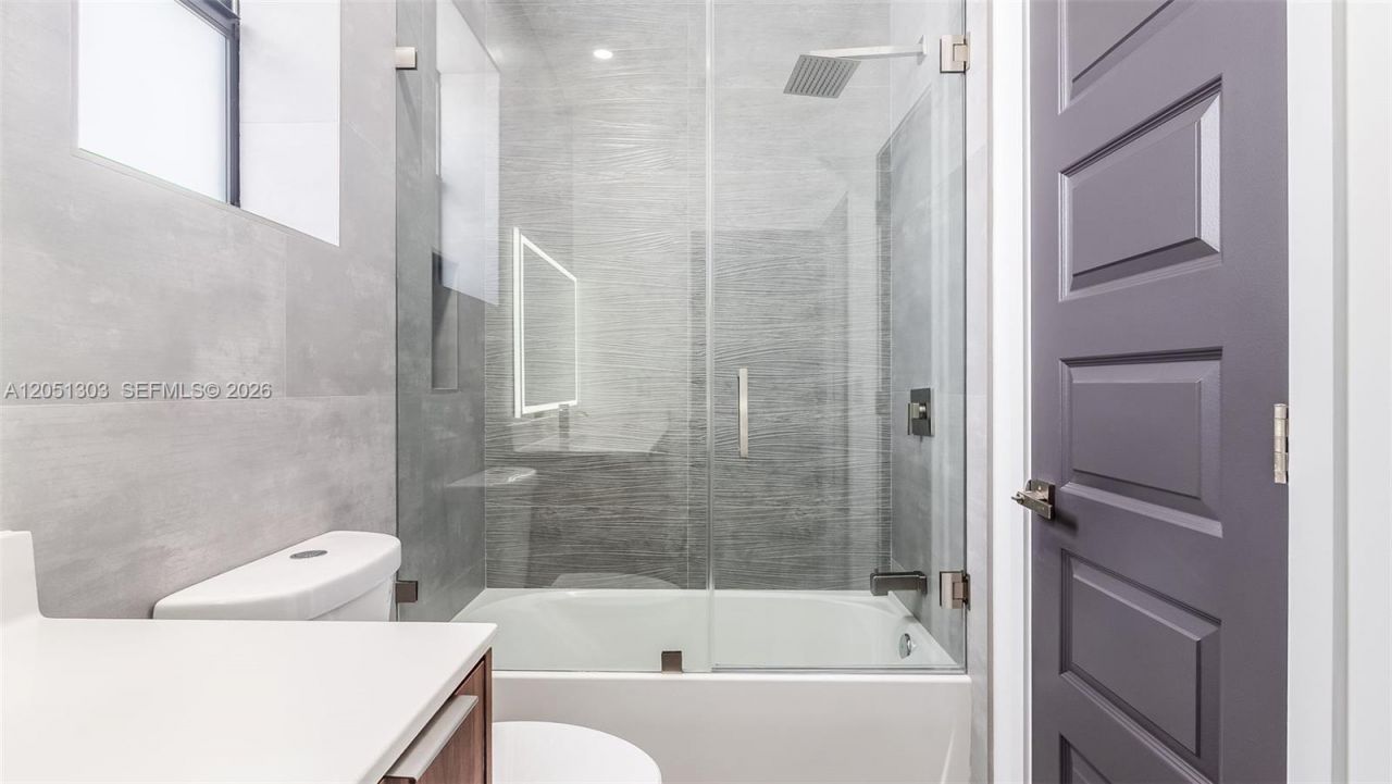 8900 NW 161st Ter, Miami Lakes, FL 33018 Photo