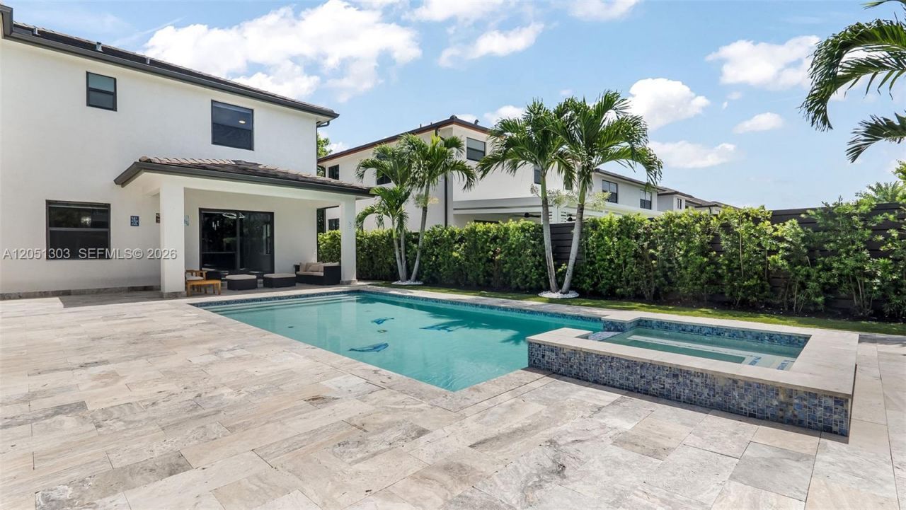 8900 NW 161st Ter, Miami Lakes, FL 33018 Photo