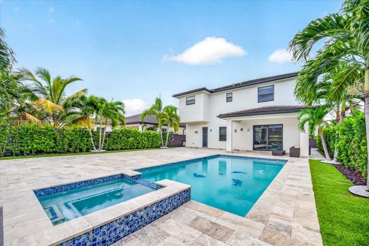8900 NW 161st Ter, Miami Lakes, FL 33018 Photo
