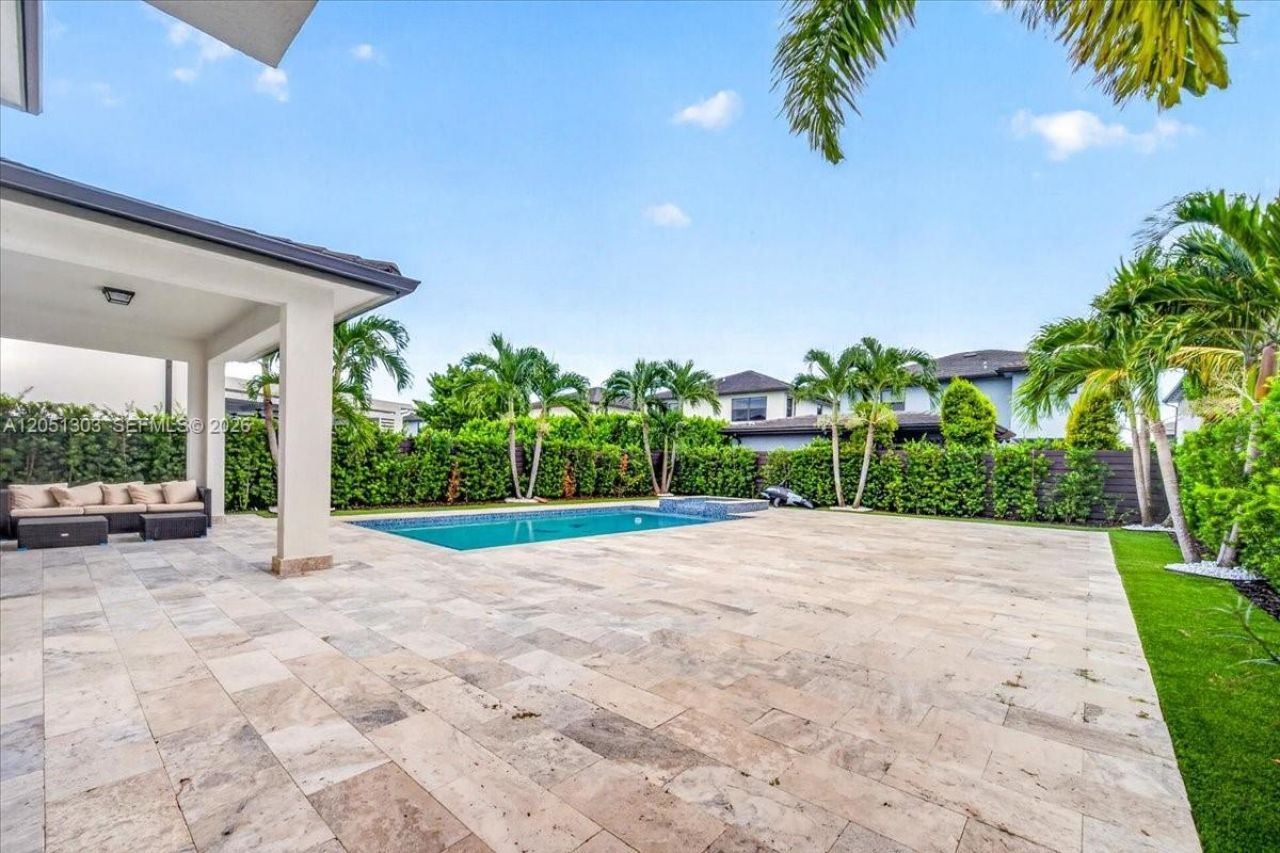 8900 NW 161st Ter, Miami Lakes, FL 33018 Photo
