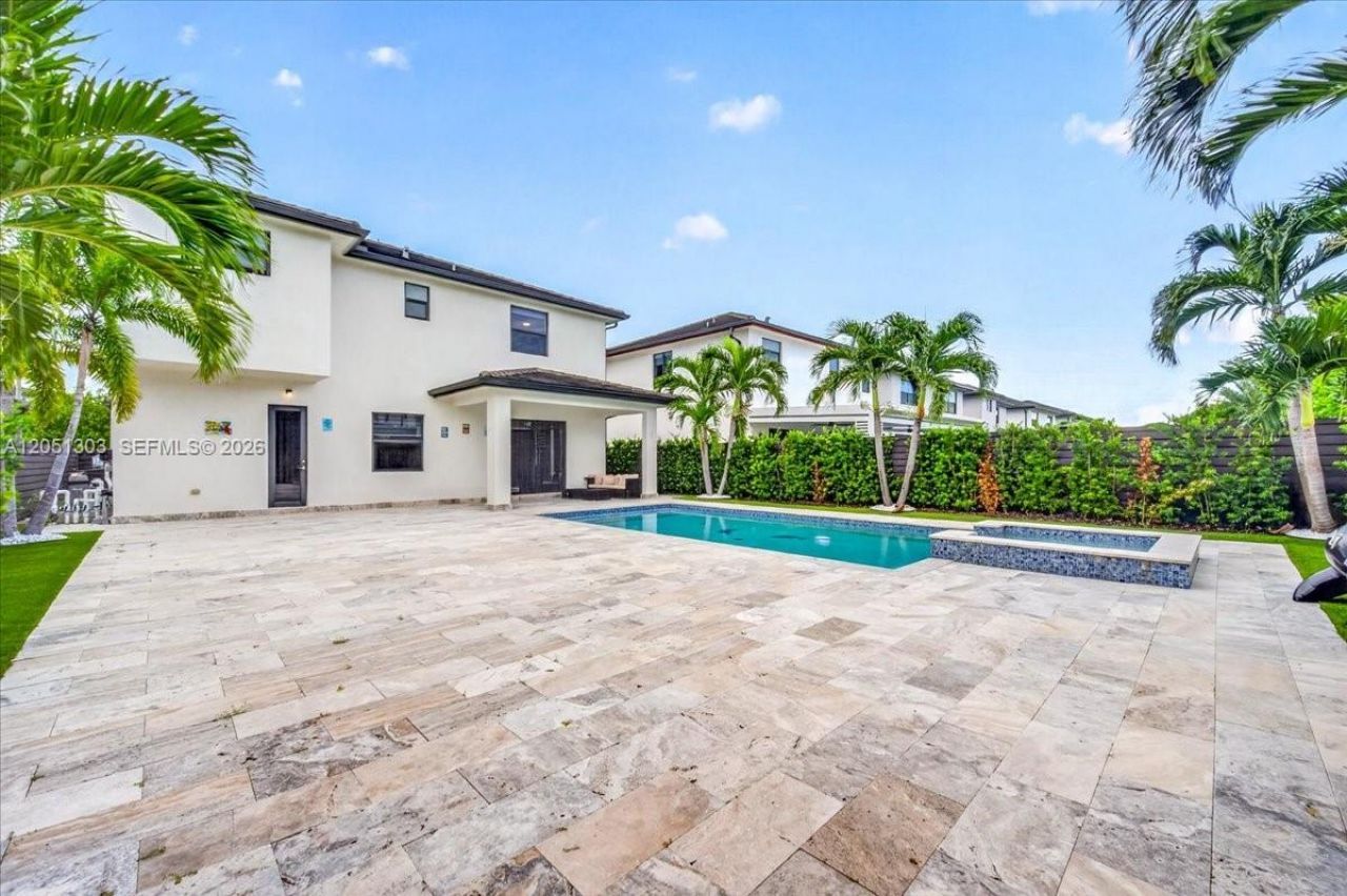 8900 NW 161st Ter, Miami Lakes, FL 33018 Photo