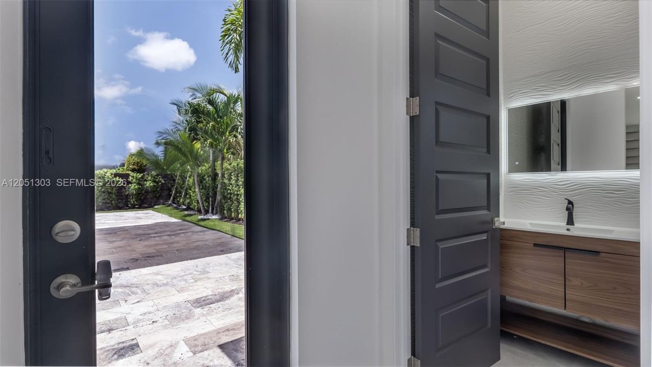 8900 NW 161st Ter, Miami Lakes, FL 33018 Photo