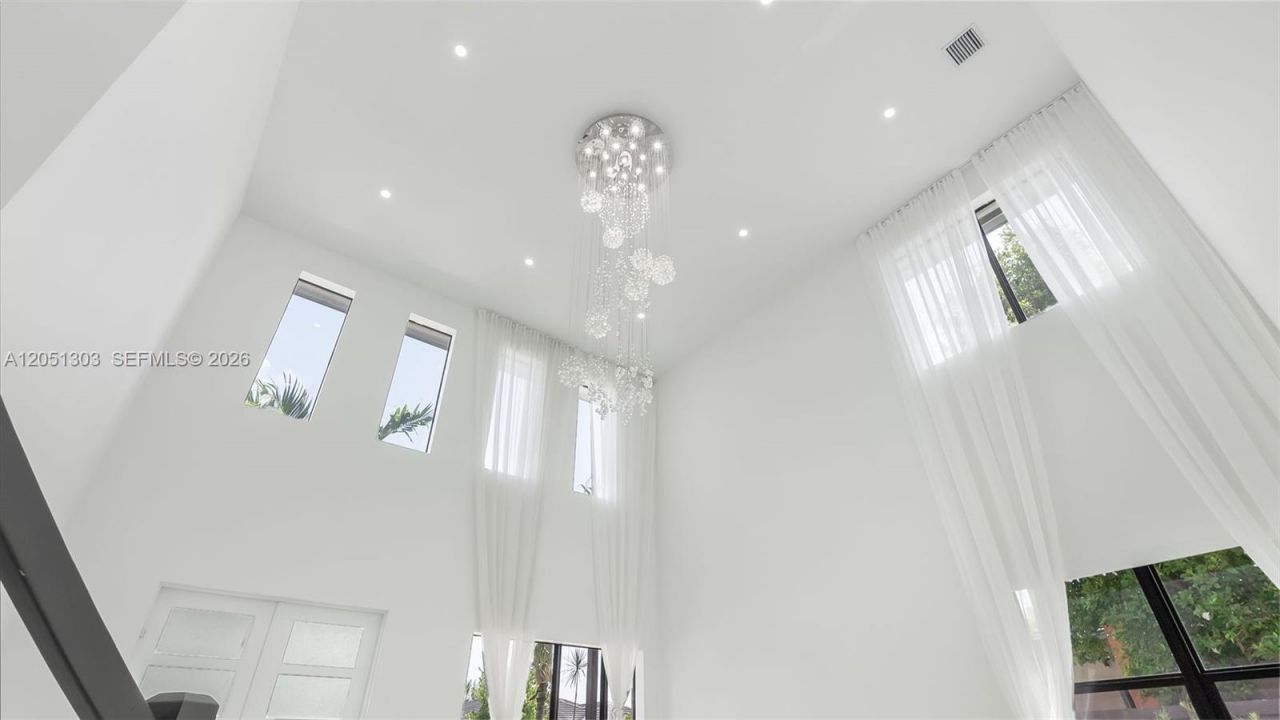 8900 NW 161st Ter, Miami Lakes, FL 33018 Photo