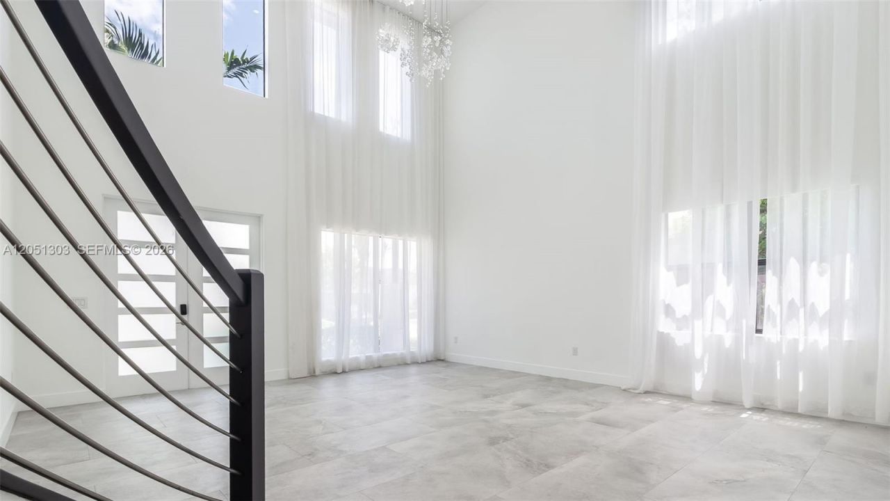 8900 NW 161st Ter, Miami Lakes, FL 33018 Photo