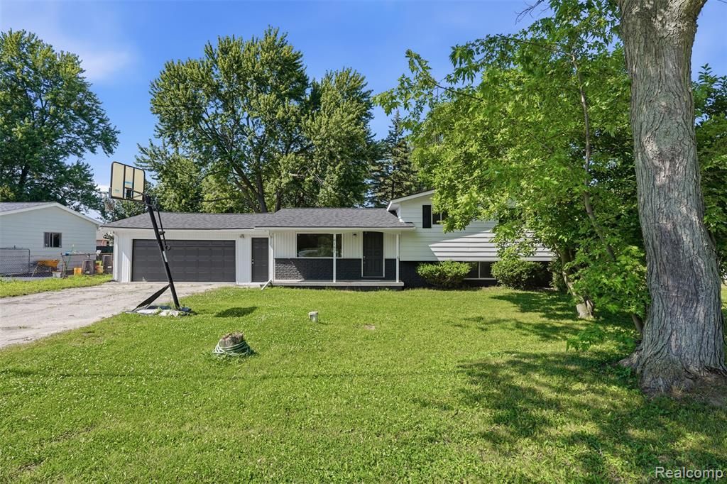 6187 E Maple Avenue, Burton, MI 48439 Main Photo