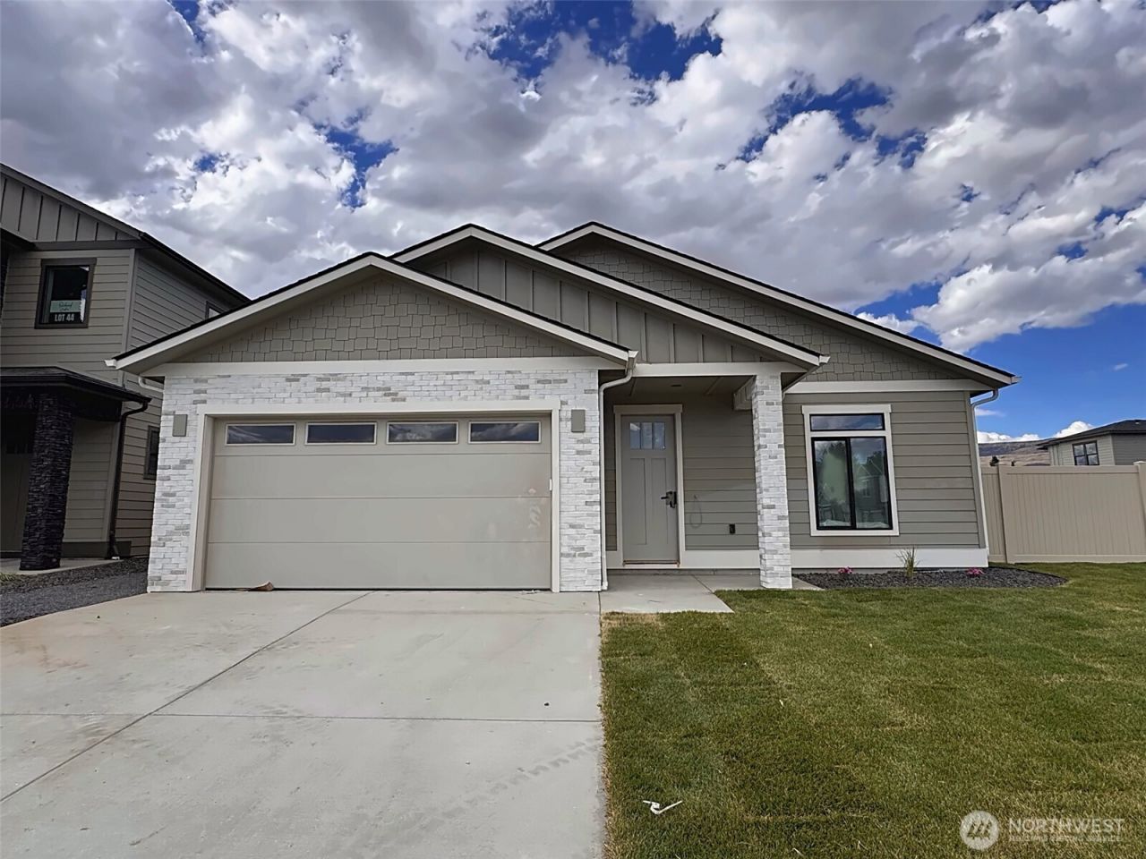 581 S Oasis Loop, East Wenatchee, WA 98801 Main Photo