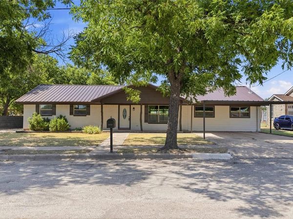 809 W Liveoak Street, Coleman, TX 76834