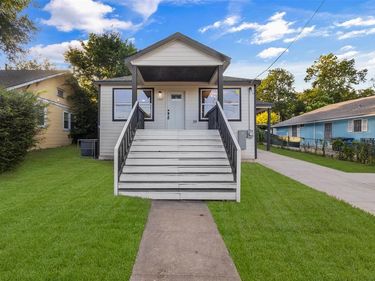 1507 E Waco Avenue , Dallas, TX 75216