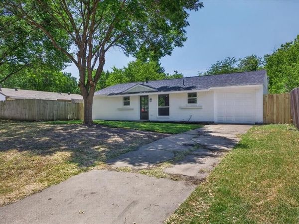 205 Summercrest Boulevard , Burleson, TX 76028