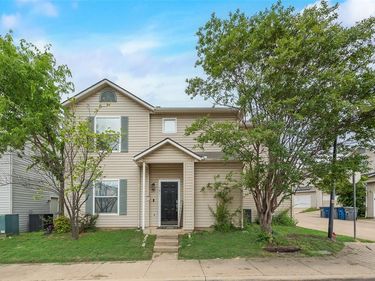 301 Ensenada Plaza, Dallas, TX 75211