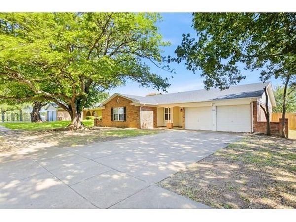 2108 Guinevere Street, Arlington, TX 76014