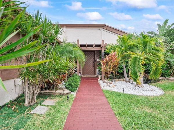 2707 S Parkview Dr , Hallandale Beach, FL 33009