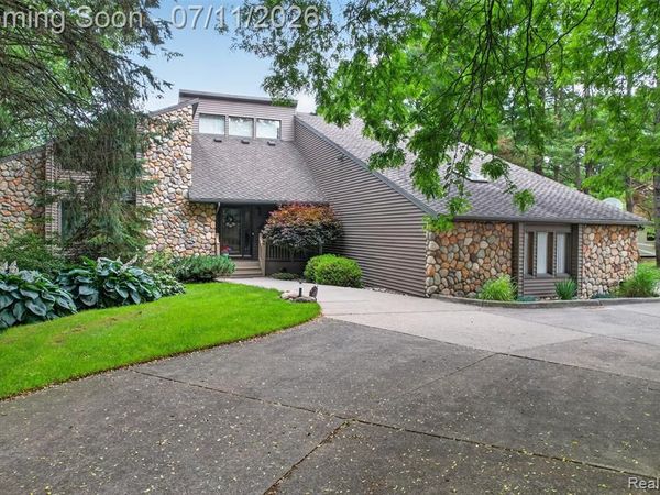 7772 Athlone Drive, Hamburg Twp, MI 48116