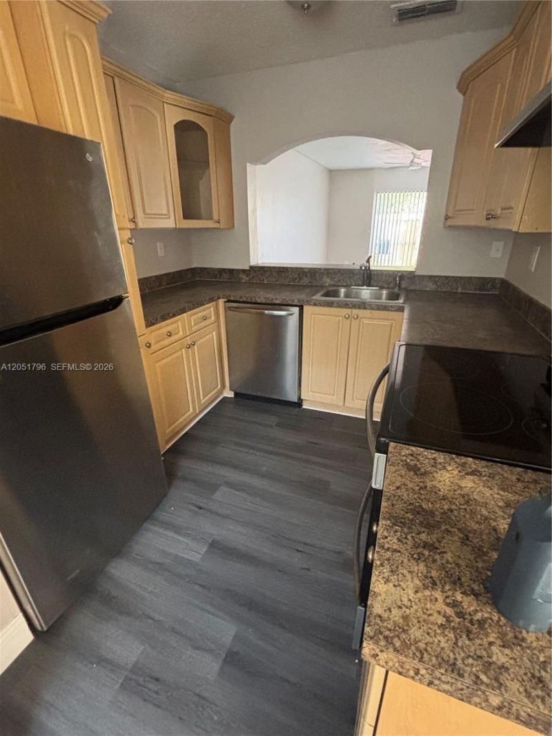 323 E Palm Cir E, Pembroke Pines, FL 33025 Photo