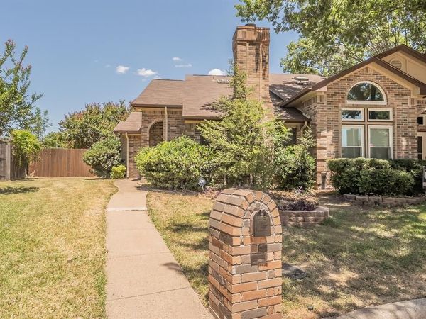 6402 Valleybrooke Court, Arlington, TX 76001