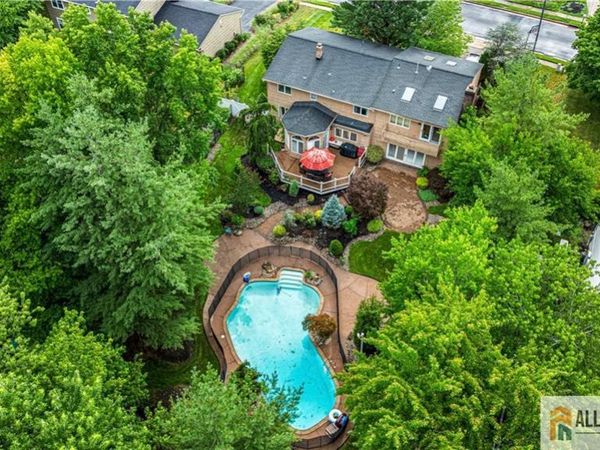 6 Limoli Court, Edison, NJ 08820