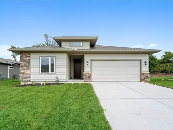 1490 N 162nd Terrace, Basehor, KS 66007