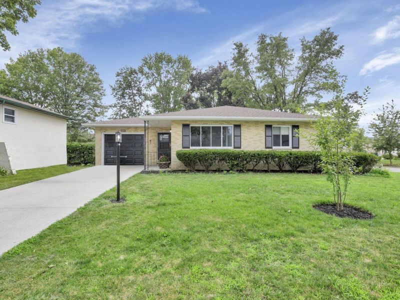 1695 Rocky Pine Loop N, Columbus, OH 43229 Photo 2