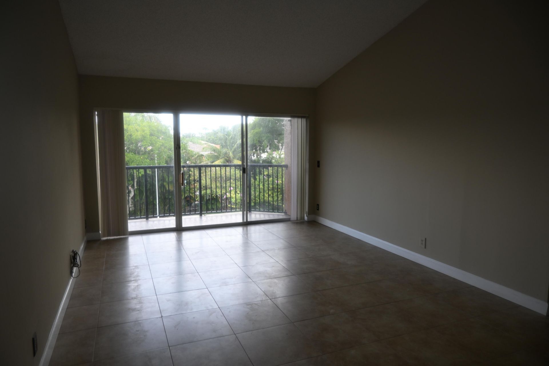 8721 Wiles Road, Unit 305, Coral Springs, FL 33067 Photo