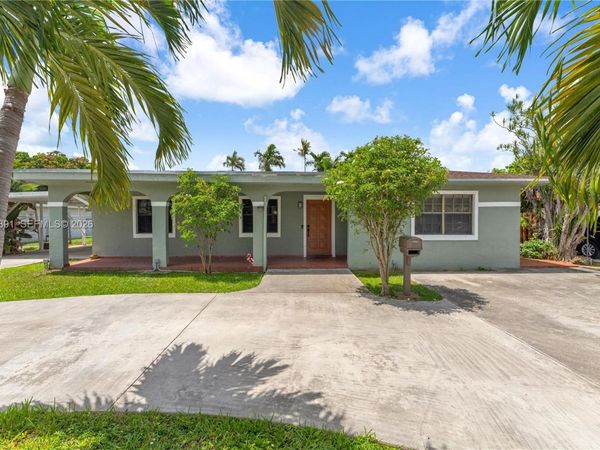 6860 SW 18th St , Miami, FL 33155