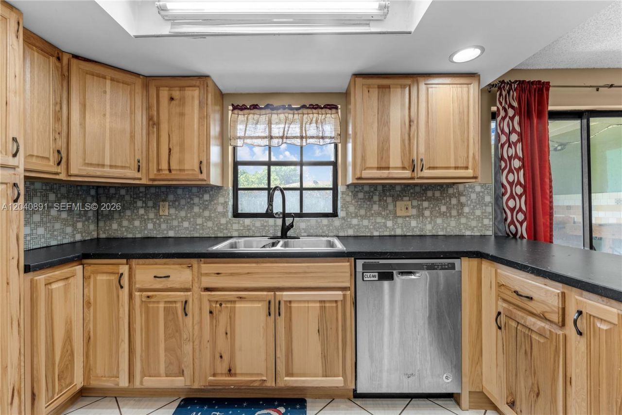 6860 SW 18th St, Miami, FL 33155 Photo