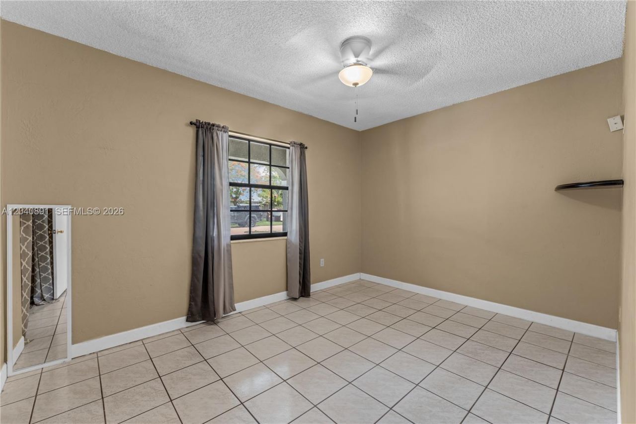 6860 SW 18th St, Miami, FL 33155 Photo