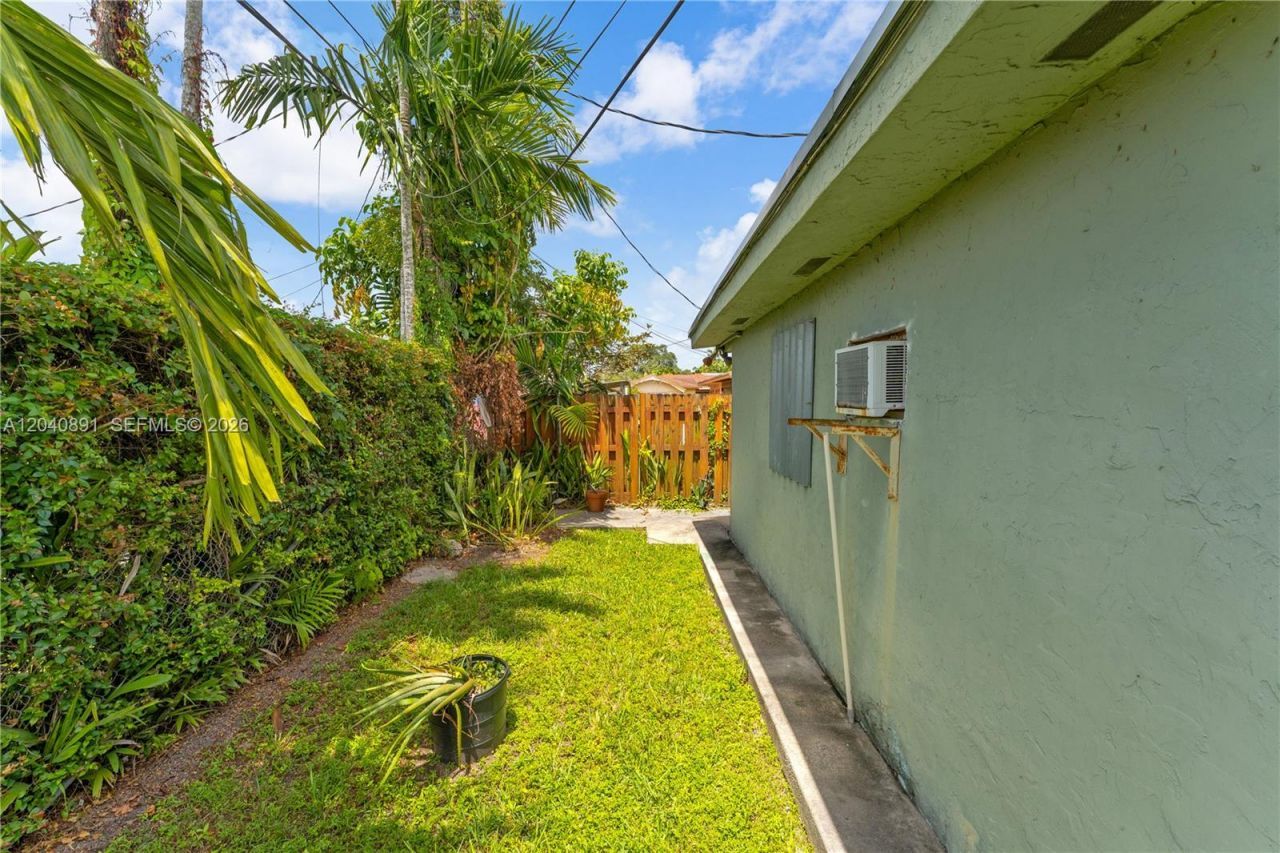 6860 SW 18th St, Miami, FL 33155 Photo