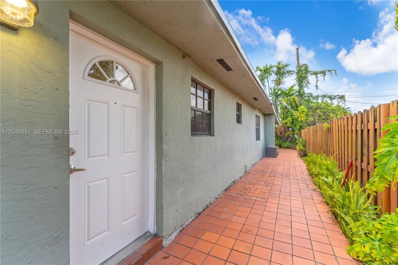 6860 SW 18th St, Miami, FL 33155 Photo