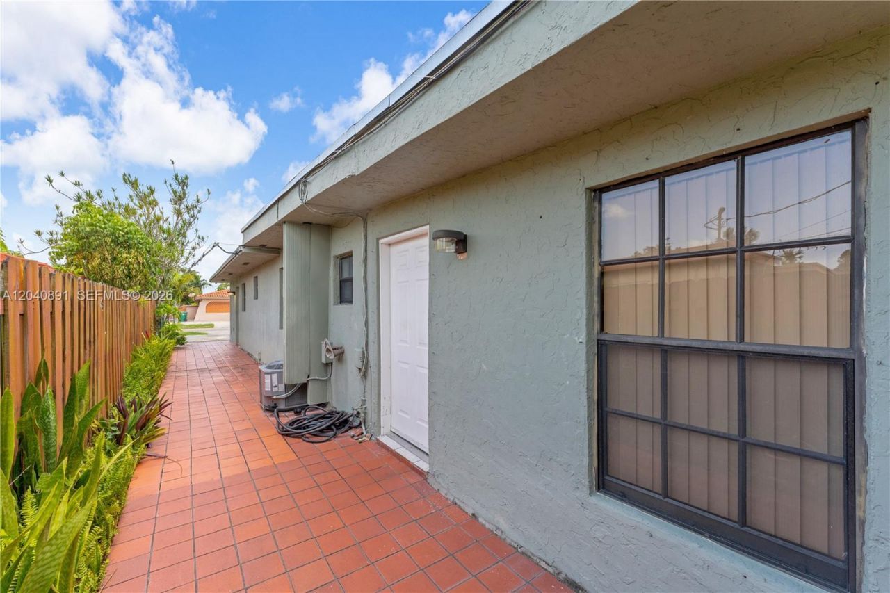 6860 SW 18th St, Miami, FL 33155 Photo