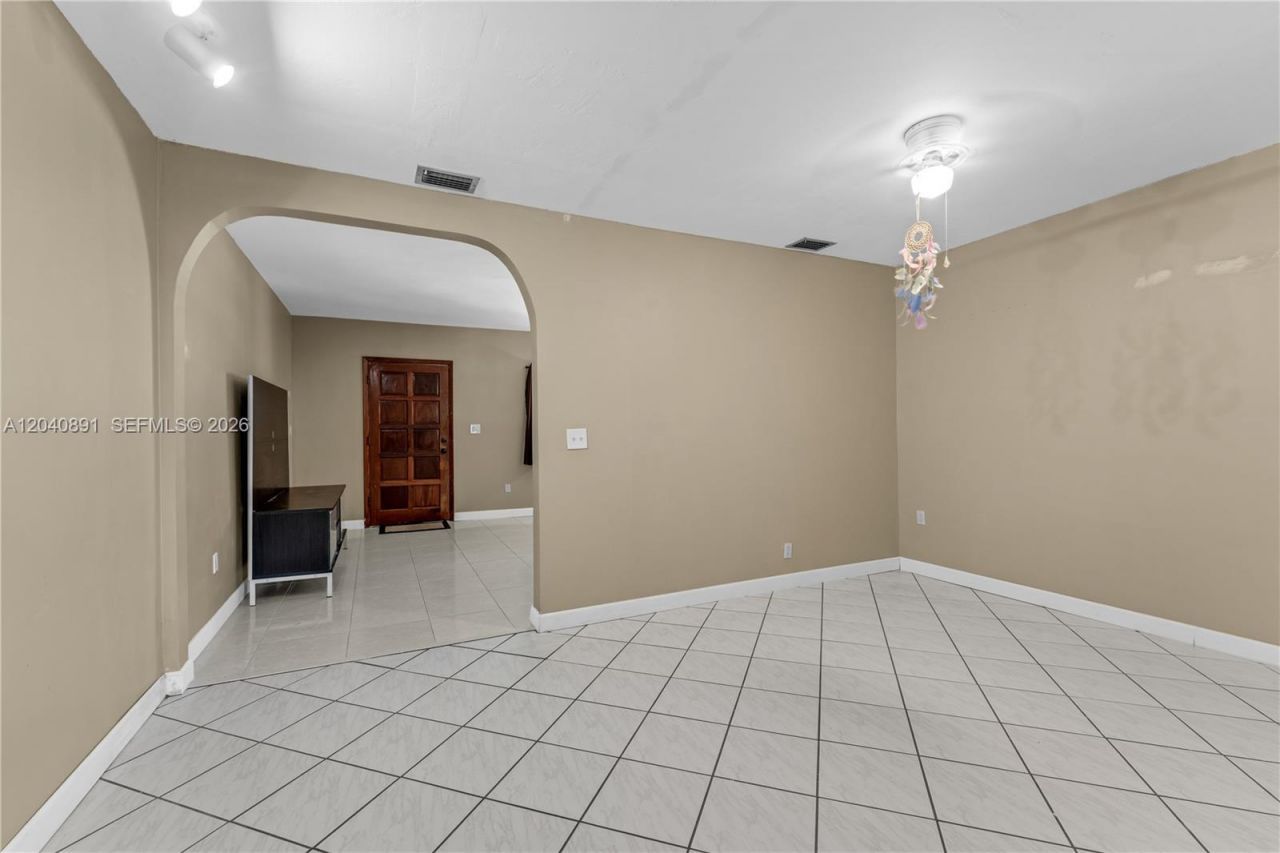 6860 SW 18th St, Miami, FL 33155 Photo