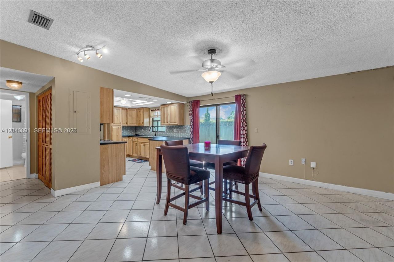6860 SW 18th St, Miami, FL 33155 Photo