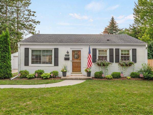 W59N777 Highwood Dr, Cedarburg, WI 53012