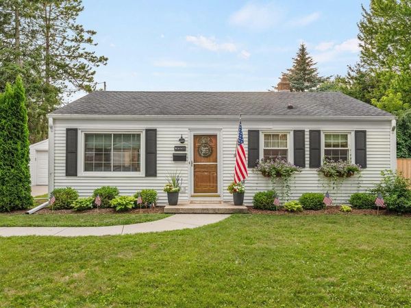 W59N777 Highwood DRIVE, Cedarburg, WI 53012