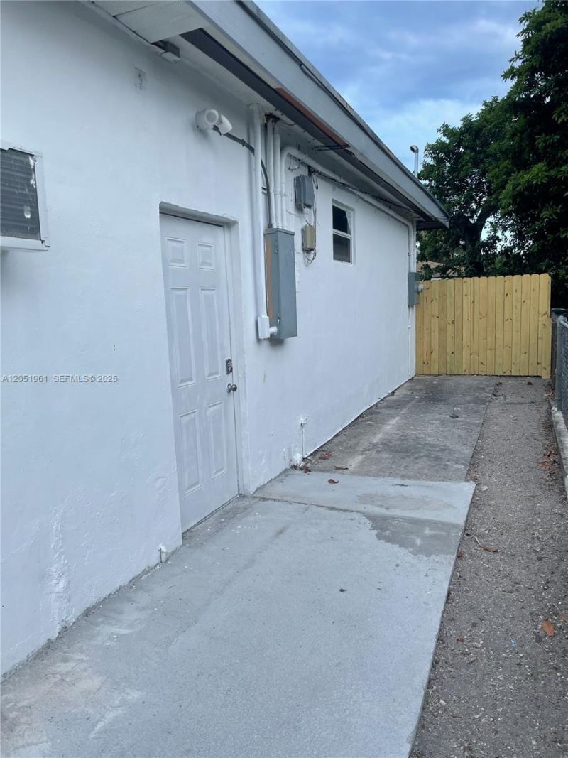 320 NE 160th St, Unit A, Miami, FL 33162 Photo