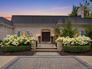 1281 Twin Maples Lane, Bloomfield Hills, MI 48301