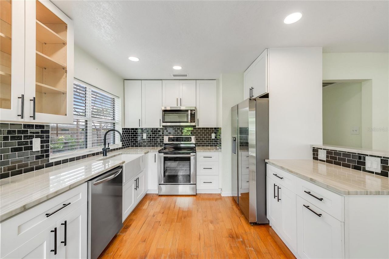 1010 W Berry Avenue, Tampa, FL 33603 Photo