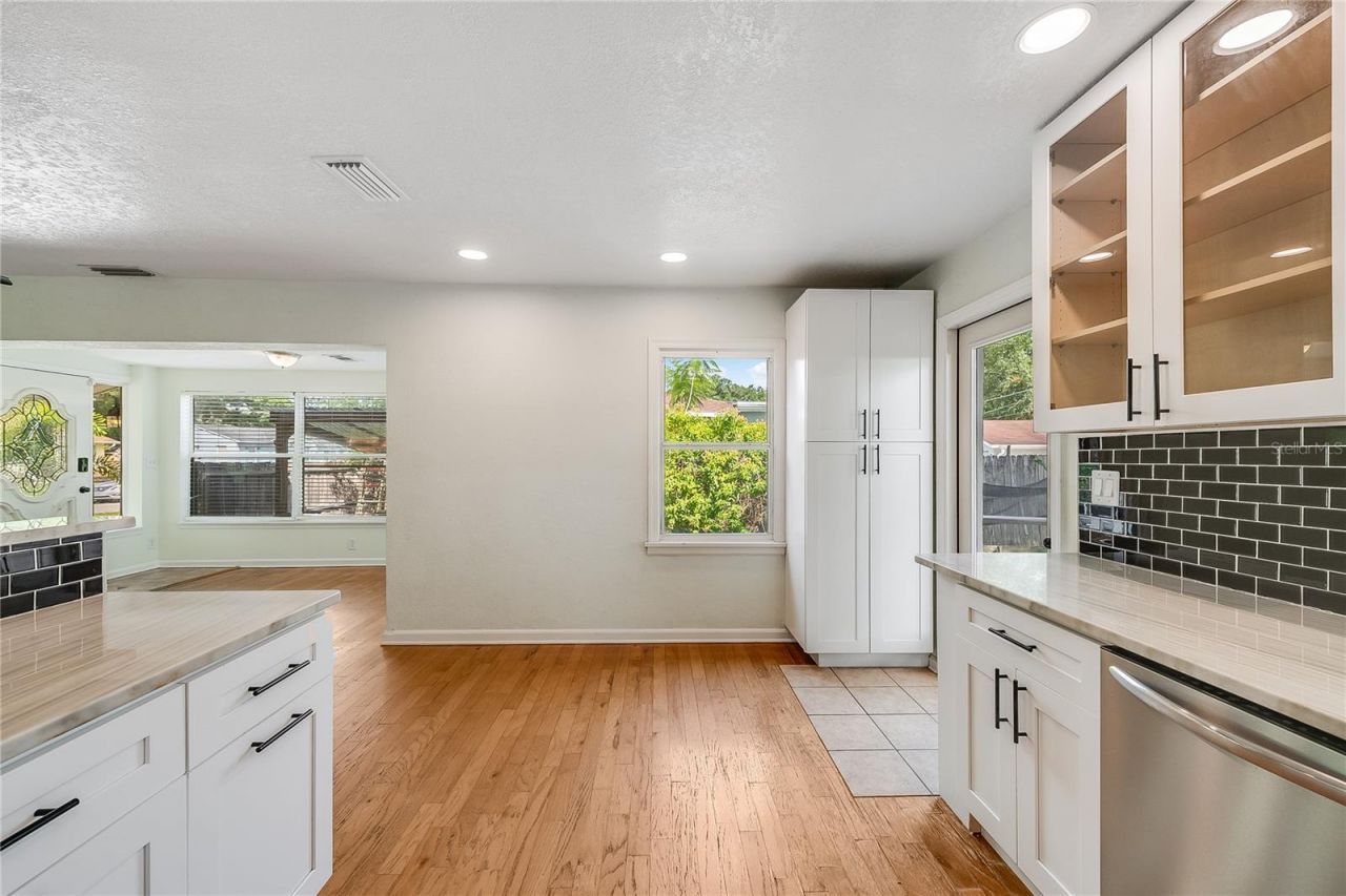 1010 W Berry Avenue, Tampa, FL 33603 Photo