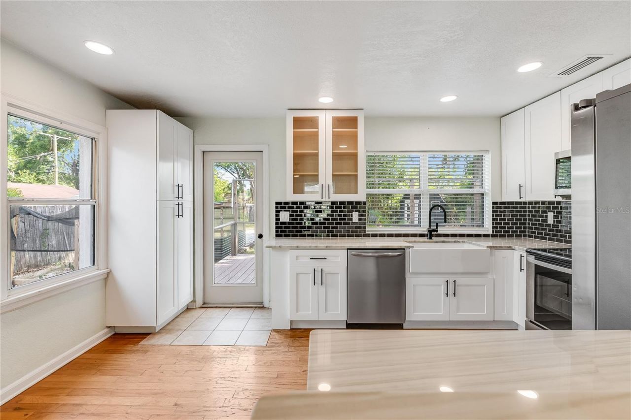 1010 W Berry Avenue, Tampa, FL 33603 Photo