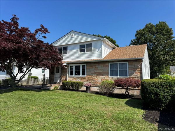 41 Mohawk Drive , North Babylon, NY 11703
