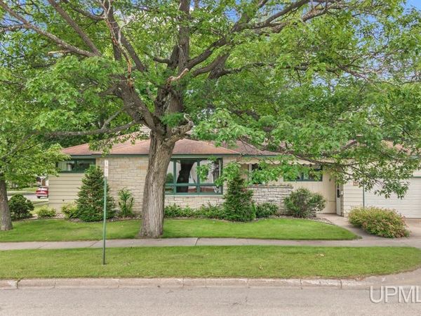 1302 Minneapolis Avenue, Gladstone, MI 49837
