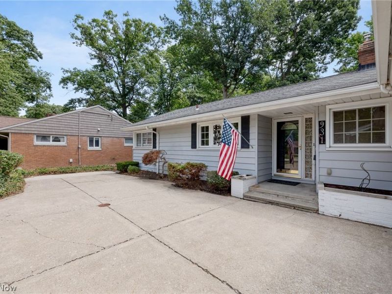 931 Orchard Park Drive, Rocky River, OH 44116 Photo 3