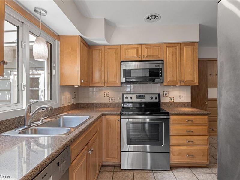 931 Orchard Park Drive, Rocky River, OH 44116 Photo 8