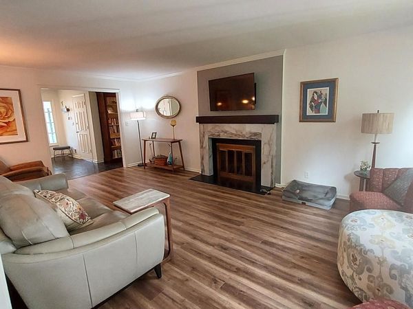 1027 W Shaker CIRCLE, Mequon, WI 53092
