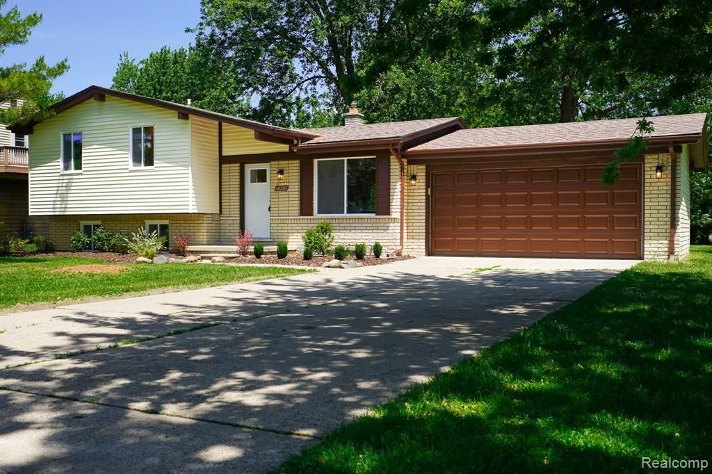 48297 Mallard Drive, Chesterfield Township, MI 48047 Main Photo