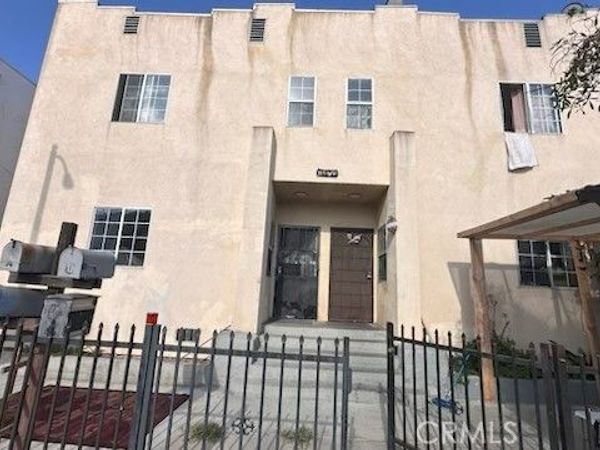1470 B Henderson, Long Beach, CA 90813